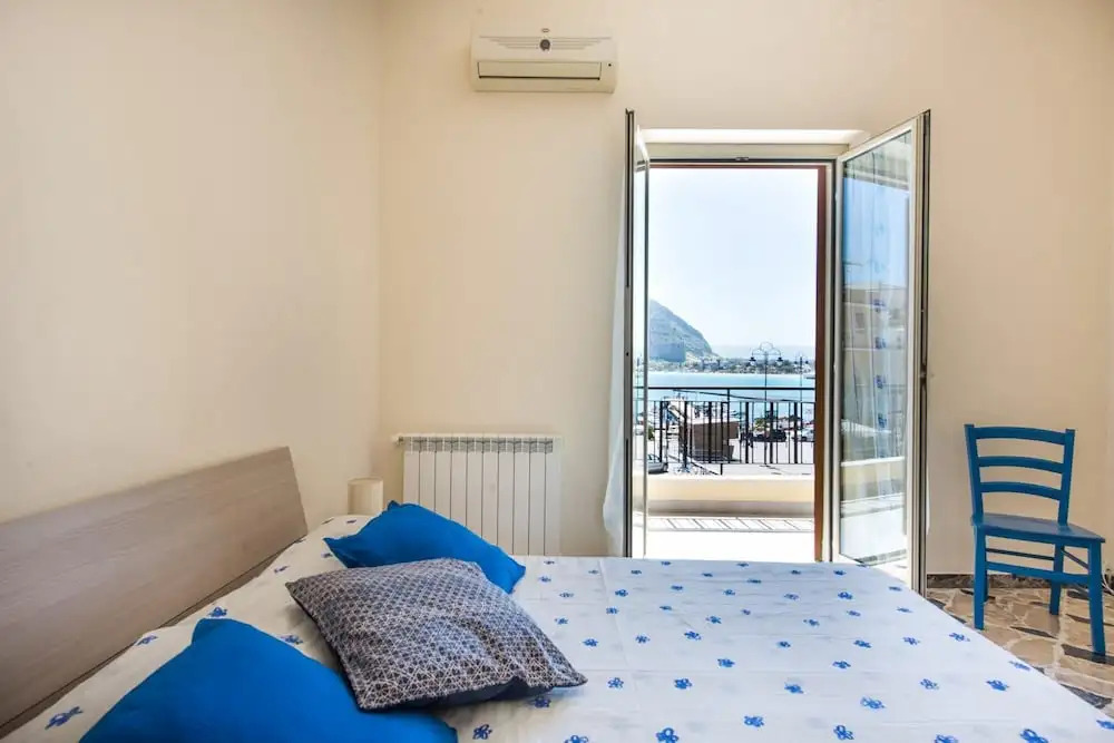 Casetta Vista Mare in Piazza a Mondello by Wonderful Italy
