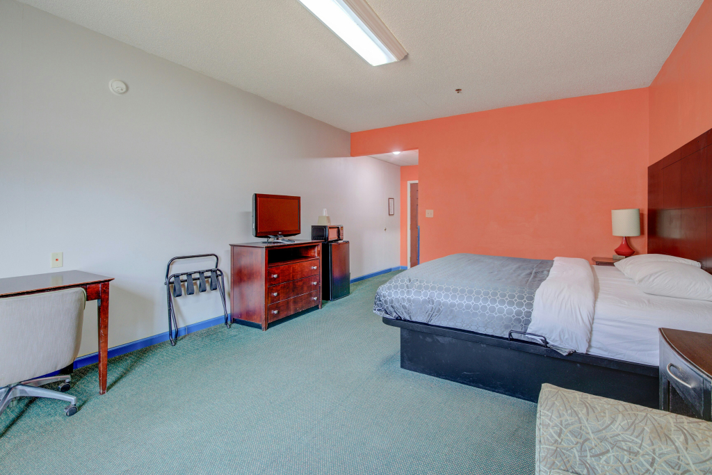 Plantation Inn & Suites Near Locust Grove I 75