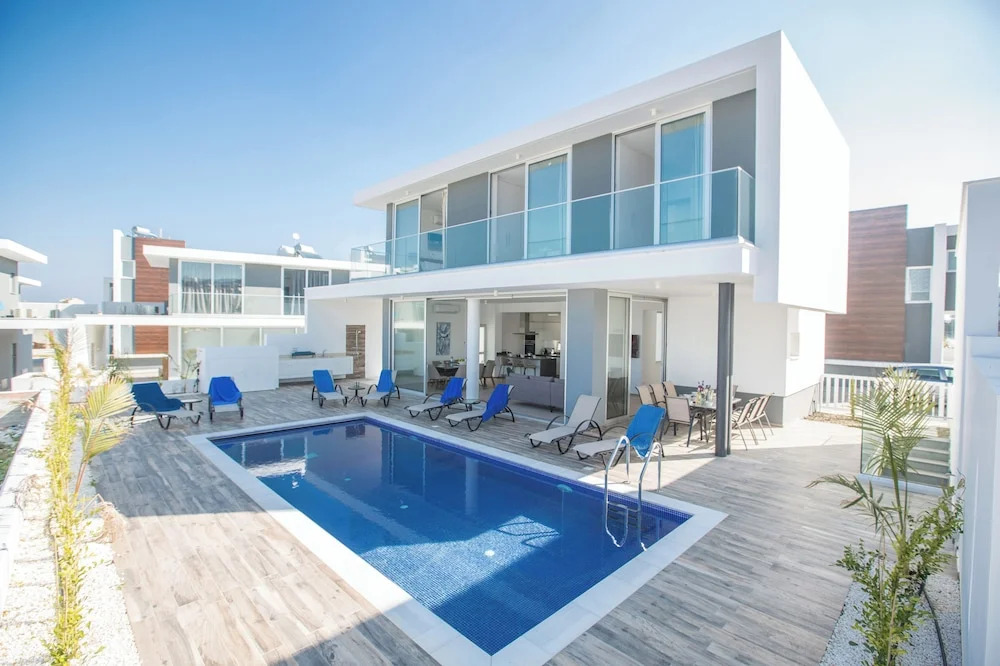 Villa Prol17, Exquisite 5bdr Villa With Pool, Close to Fig Tree Bay Beach