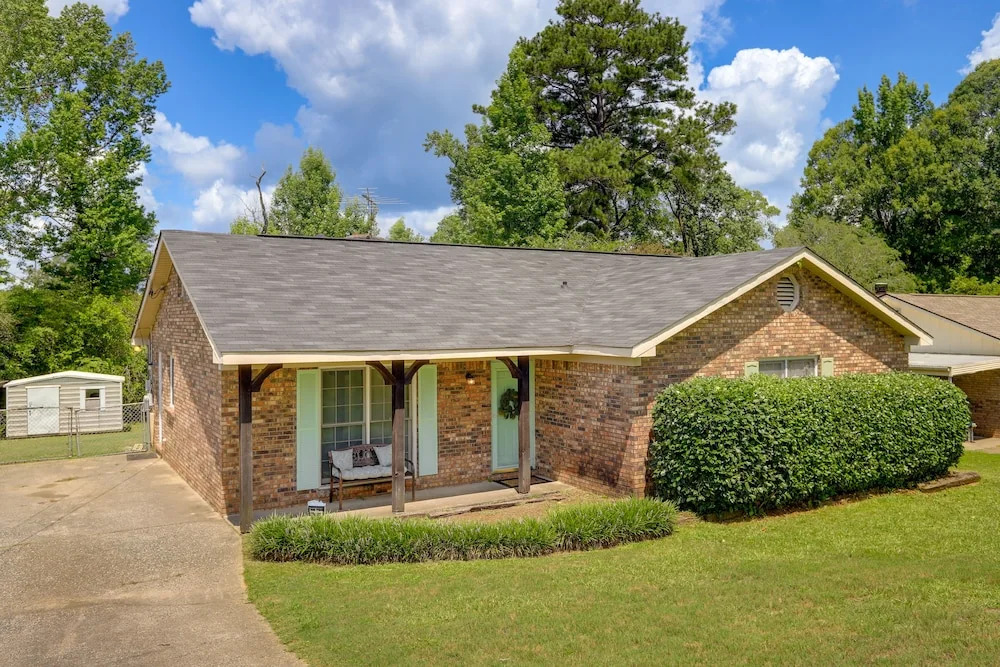 Charming Columbus Home w/ Yard - 10 Mi to Dtwn!