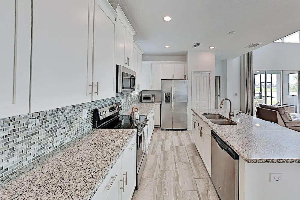 Storey Lake All-suite W/ Private Pool & Spa 5 Bedroom Home