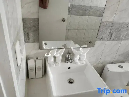 Alona Garden Suites