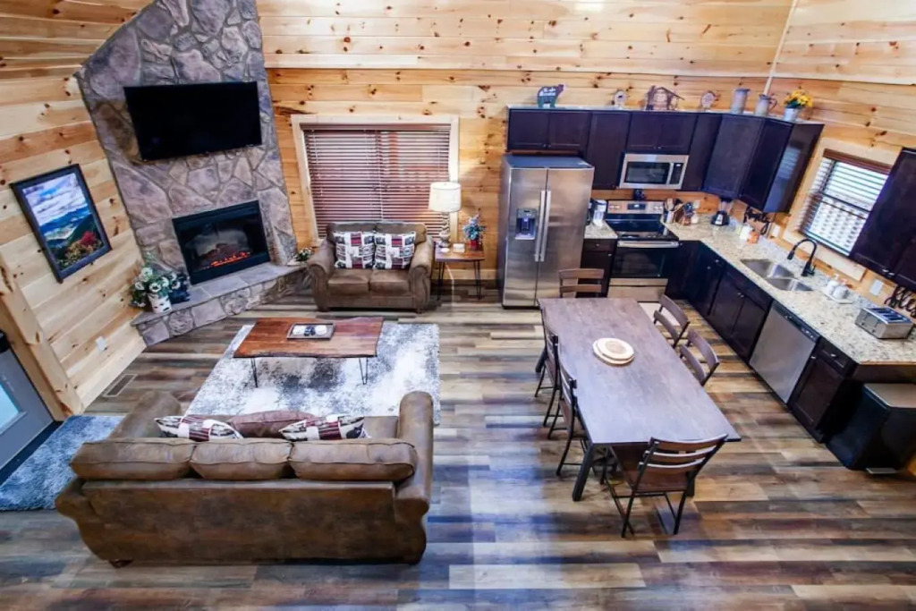 Swimming Bears Lodge Two Cabins with Pools and HotTubs