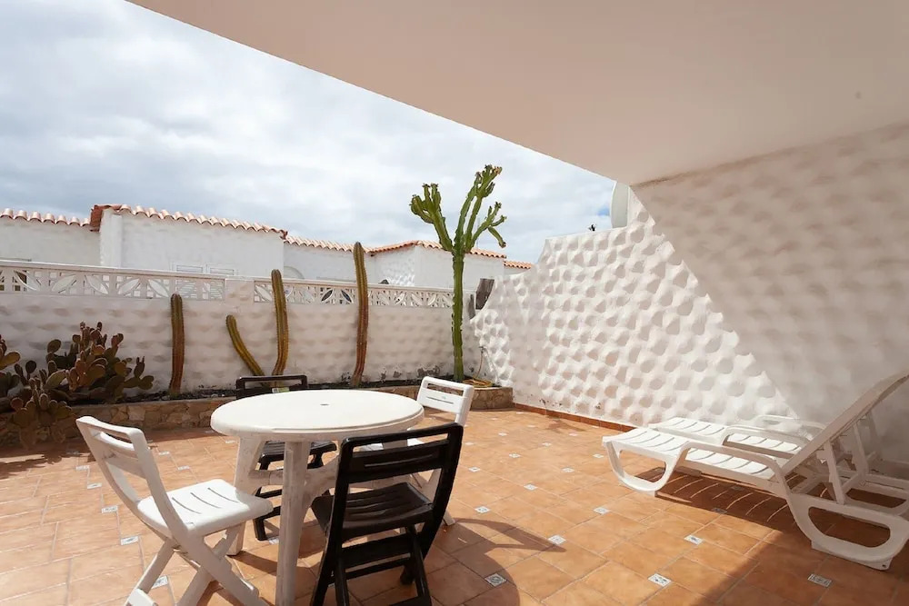 Apartment Near the Beach With a Huge Terrace Patio, Wifi and Parking