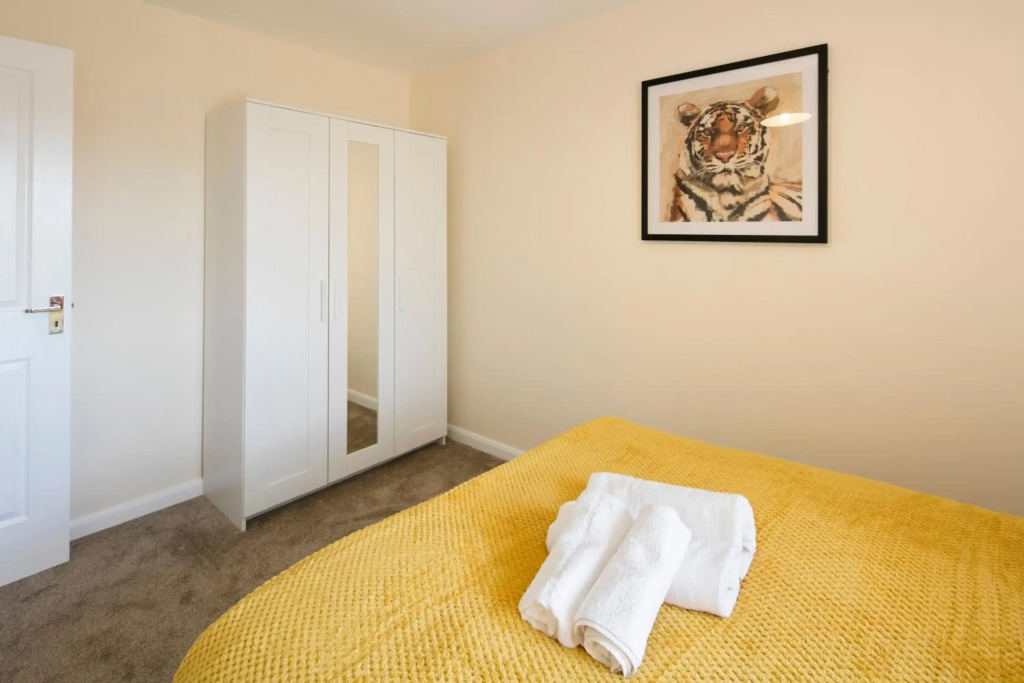 Birmingham Solihull, Short Stay Contractors HS2 NHS Medical Students Modern 2 Bed 2 Bathroom Apartment Dedicated Parking Close to NEC Coleshill