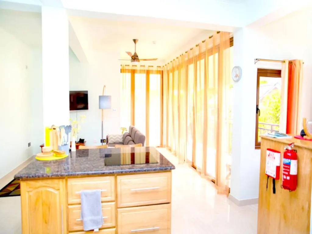 Apartment With one Bedroom in Au Cap, With Wonderful Mountain View, Enclosed Garden and Wifi - 100 m From the Beach