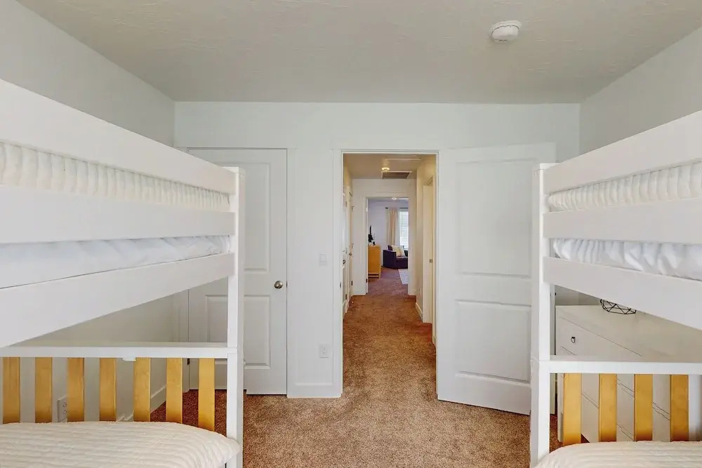3 BR Townhouse w/ Mountain Views & Central Air