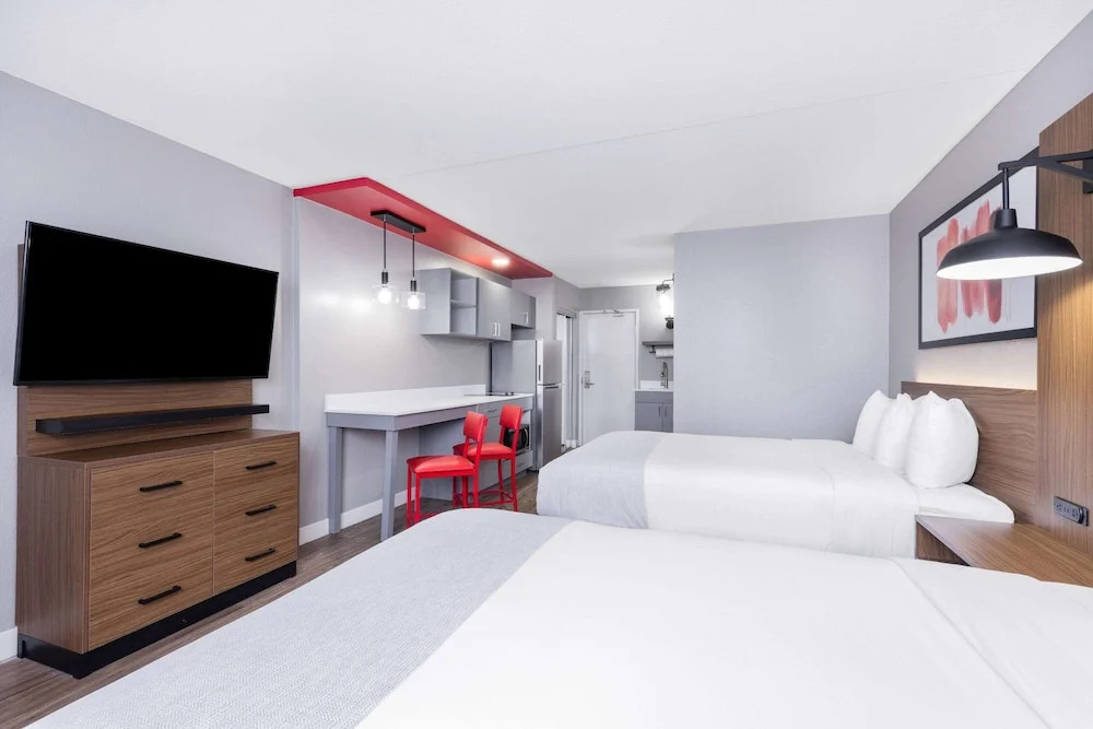 Clarion Hotel & Suites