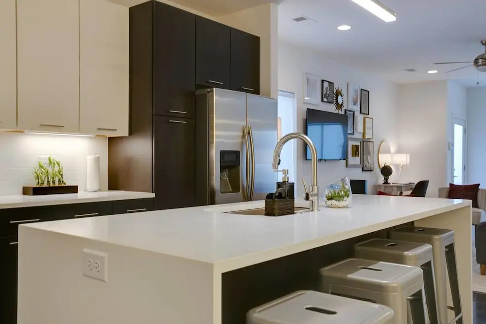Modern 8bed/4ba Home w/ Roof Deck & Grill by Domio