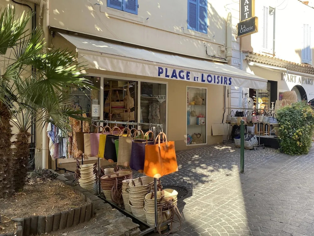 Deux Pièces 70 m² Climatisé, Avec Terrasse, Proximité Bord de mer