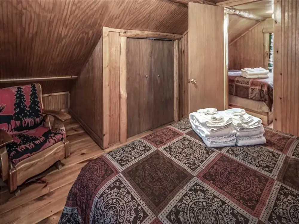 Bear Den, 3 Bedrooms, Front Porch, Midtown, Sleeps 7