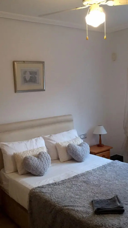 Apt - Sleeps 4 - Balcony - Communal Pool