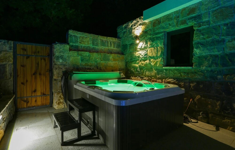 Amazing Home in Donje Sitno with Outdoor Swimming Pool, Hot Tub & 4 Bedrooms