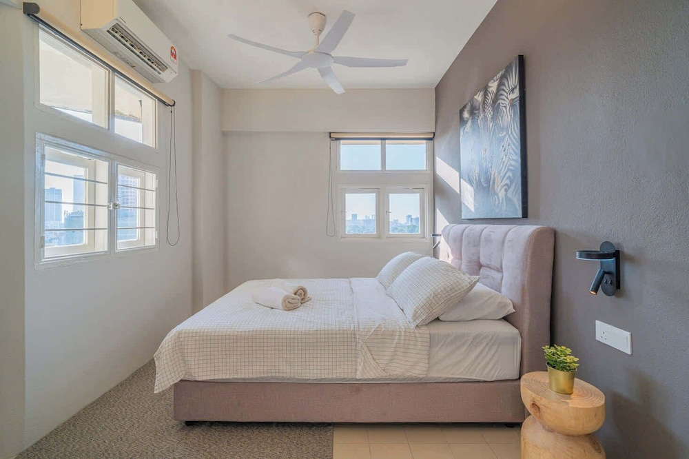 Stylish 3BR Stay Near Gurney Drive, Free Parking