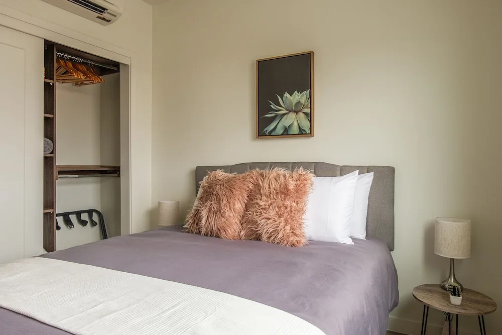 Downtown 2 BR w/ Wifi by Frontdesk
