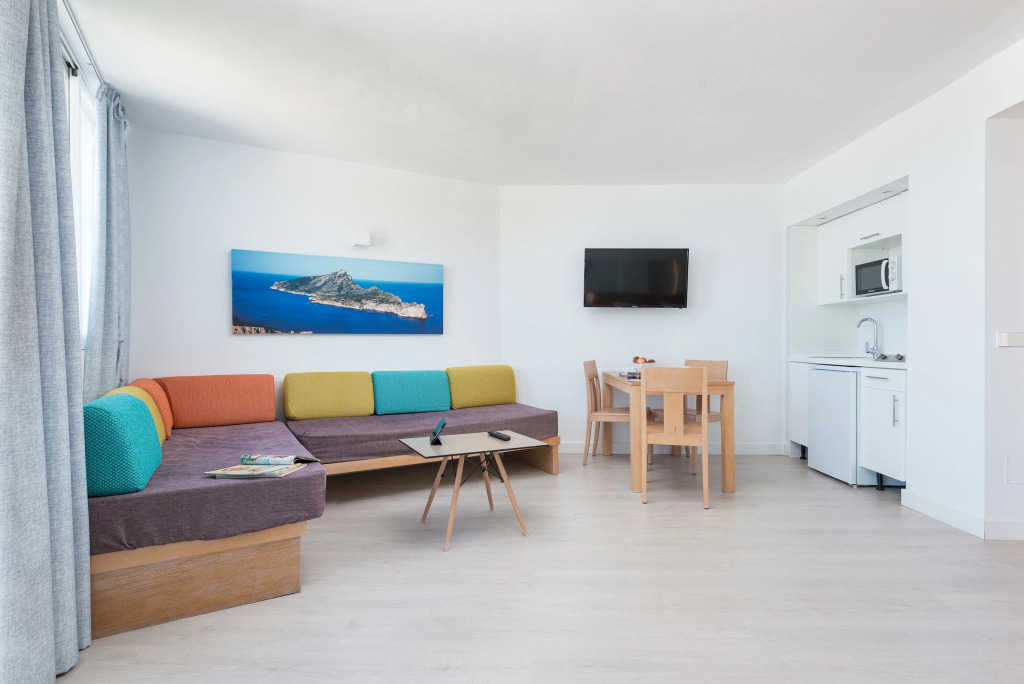 Apartment with shared pool, near the beach