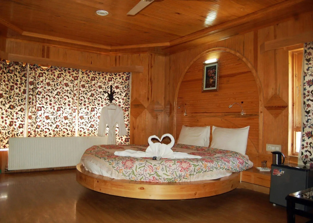 Paradise Hotels