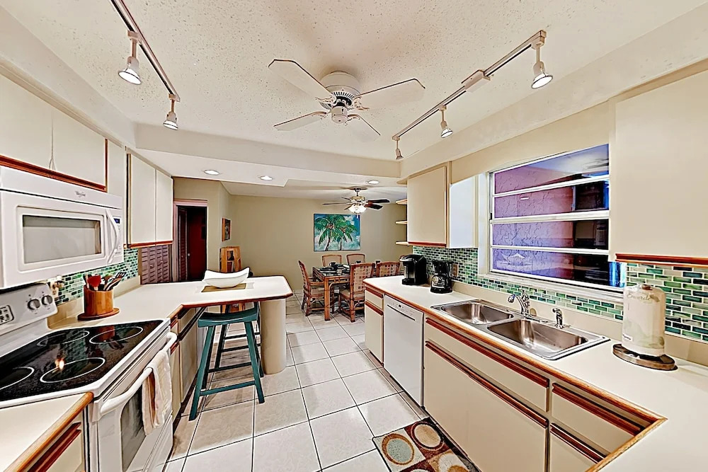 Tropical Gem on Water - 3 Br Home