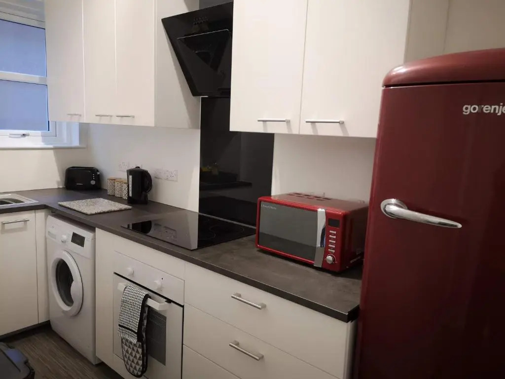 2 Bedroom Apartment at Kent Escapes Short Lets & Serviced Accommodation Kent, Bouverie Escape Folkestone with Wifi