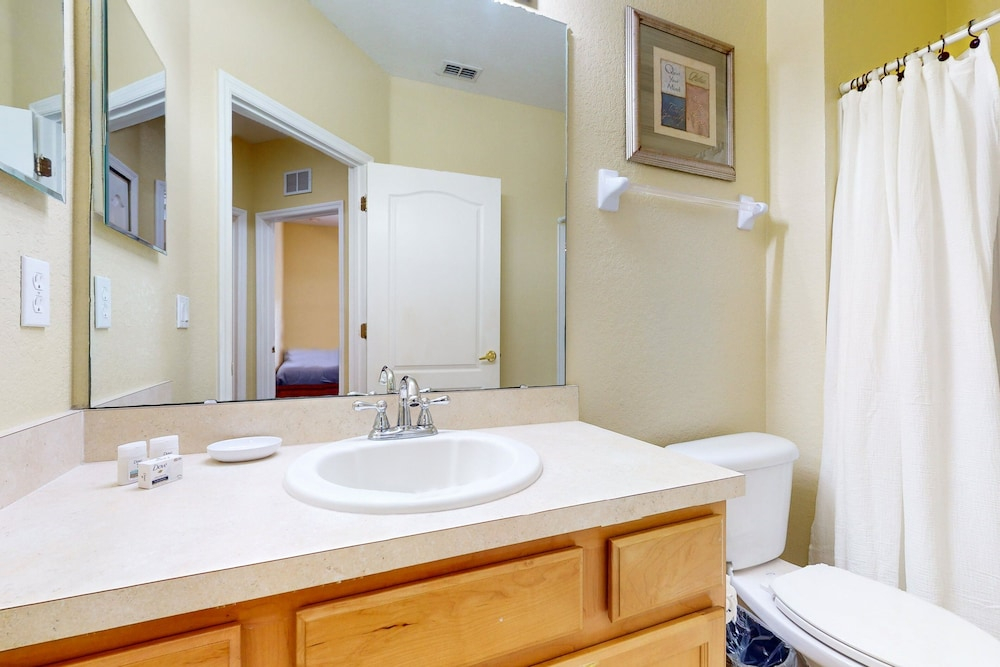Gated-entry Townhome, With Shared Pool, Central AC, Near Theme Parks