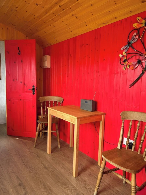 1 Bed Hut - Sleeps 2 - Parking - Smoking