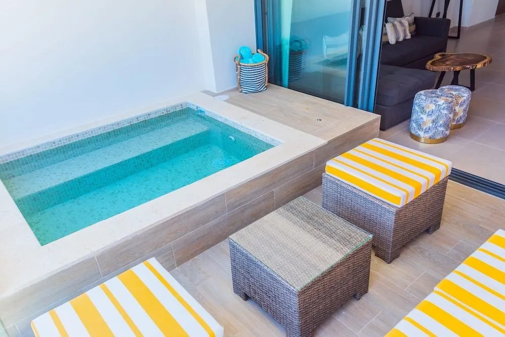 Brand new Luxury Condo With Private Picuzzi 1 Block From the Beach