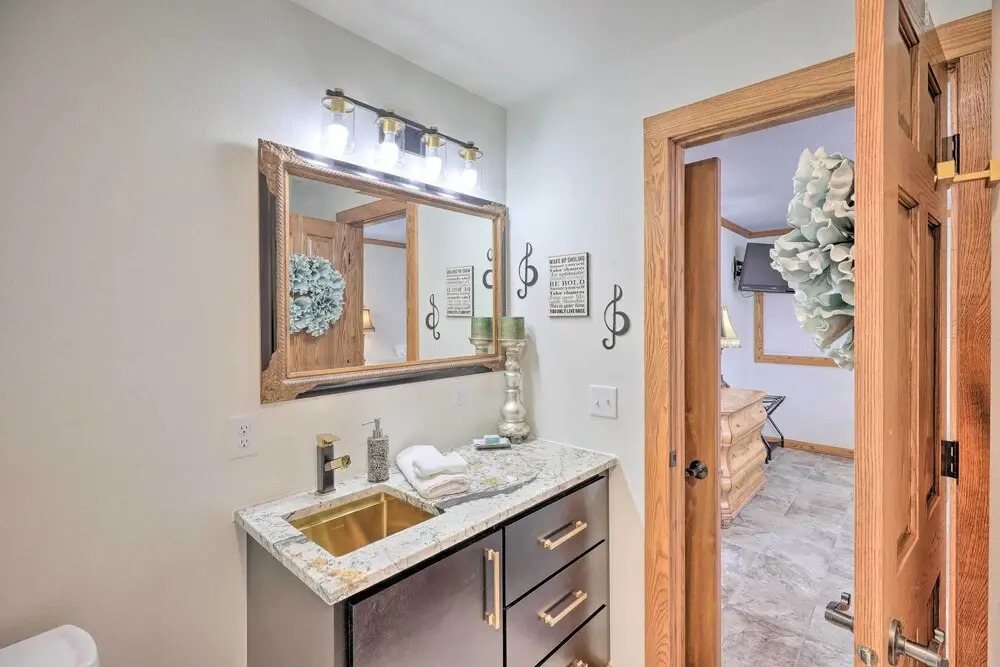 Regal River Retreat in the Heart of Yankton!
