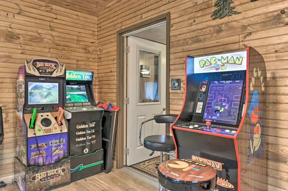 Cozy Bear Den Cabin Game Room & Golf Cart