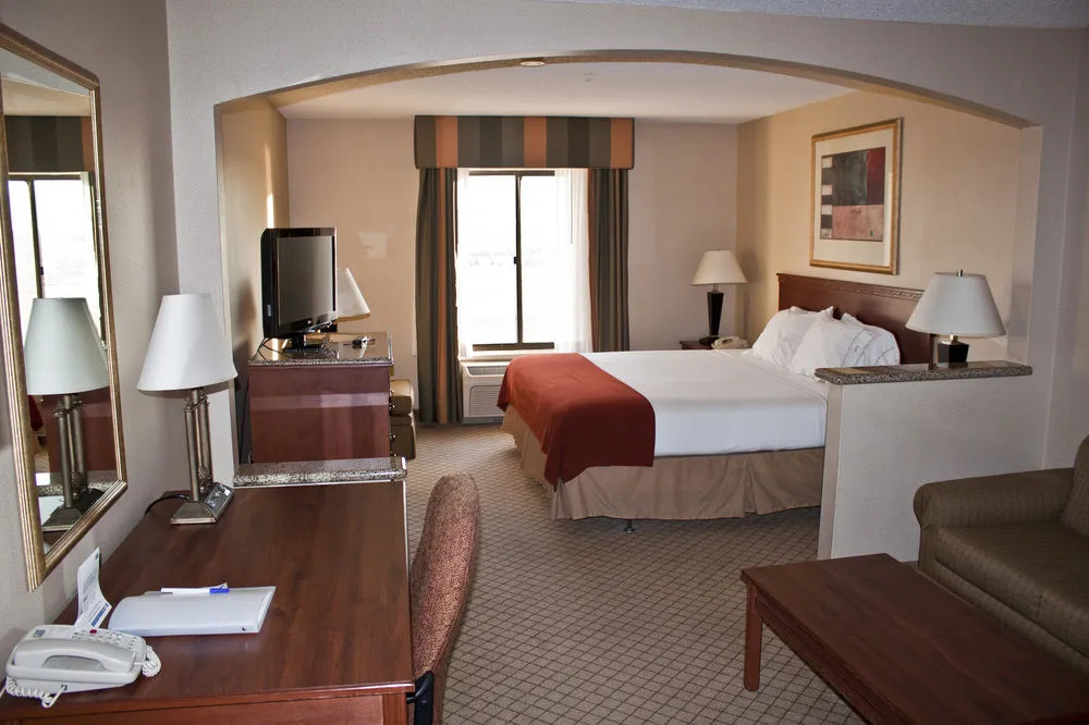 Holiday Inn Express & Suites Garden City