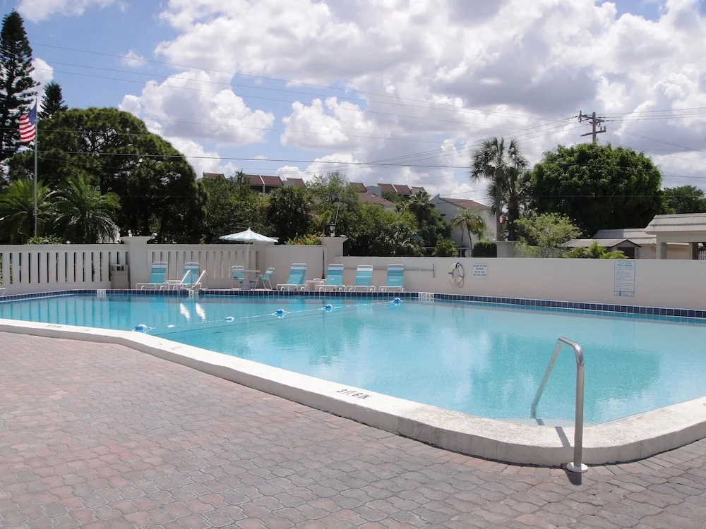 Island House Beach Resort 9N by RedAwning