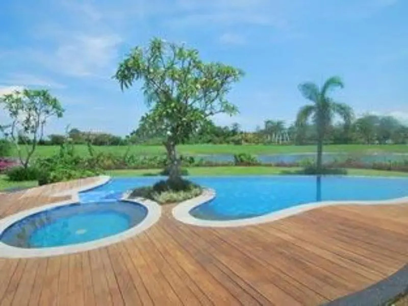 Water Edge Villa by Soscomma