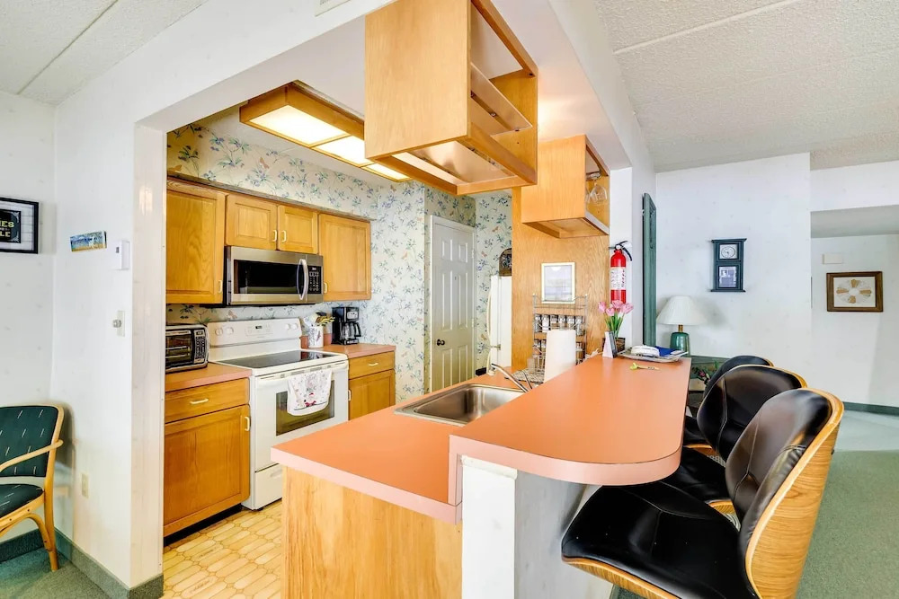 1 Mi to Big Boulder: Lakefront Unit w/ Pool Access