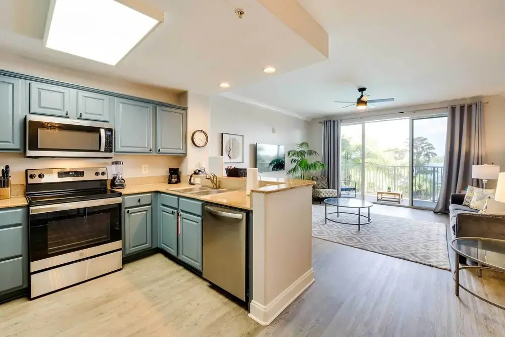 1 Mi to Disney World: Lakefront Condo in Orlando!