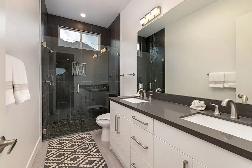 New With Pool + Hot Tub, Close To Downtown 4 Bedroom Home