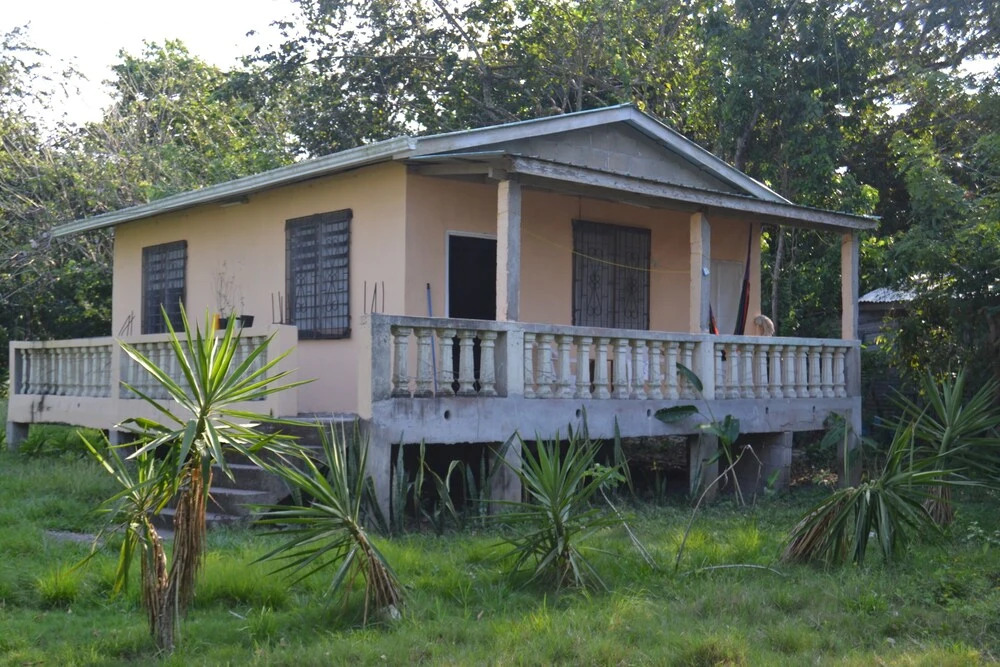 Budget Cheerful Entire Private Belizean One Bedroomed Home
