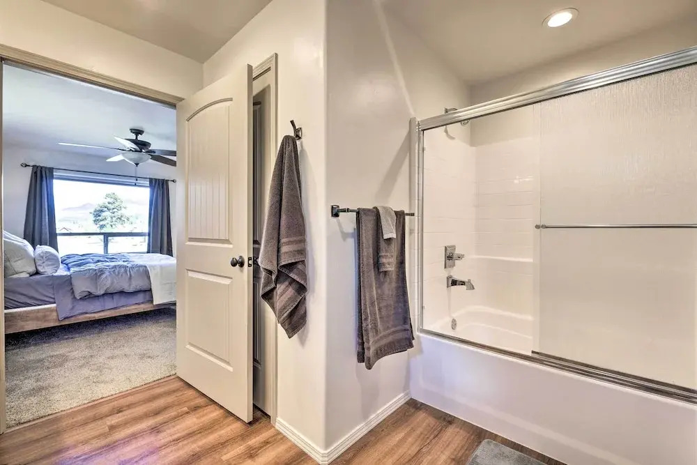 Cozy Designer Home w/ Gorgeous Mountain Views!