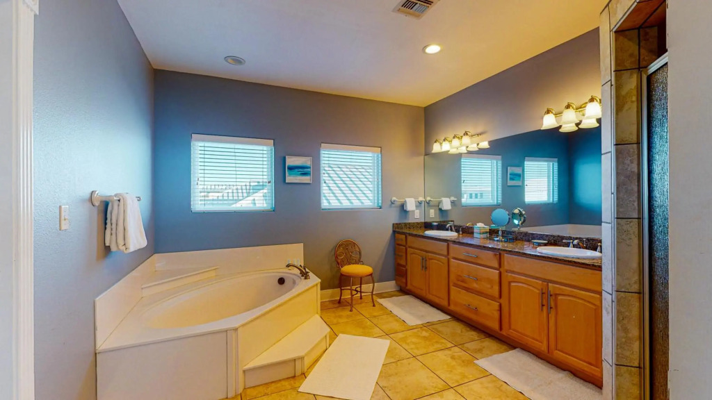 RD385 Dreamsicle Large Home in Gulfside Neighborhood, Shared Pool, Boardwalk to Beach