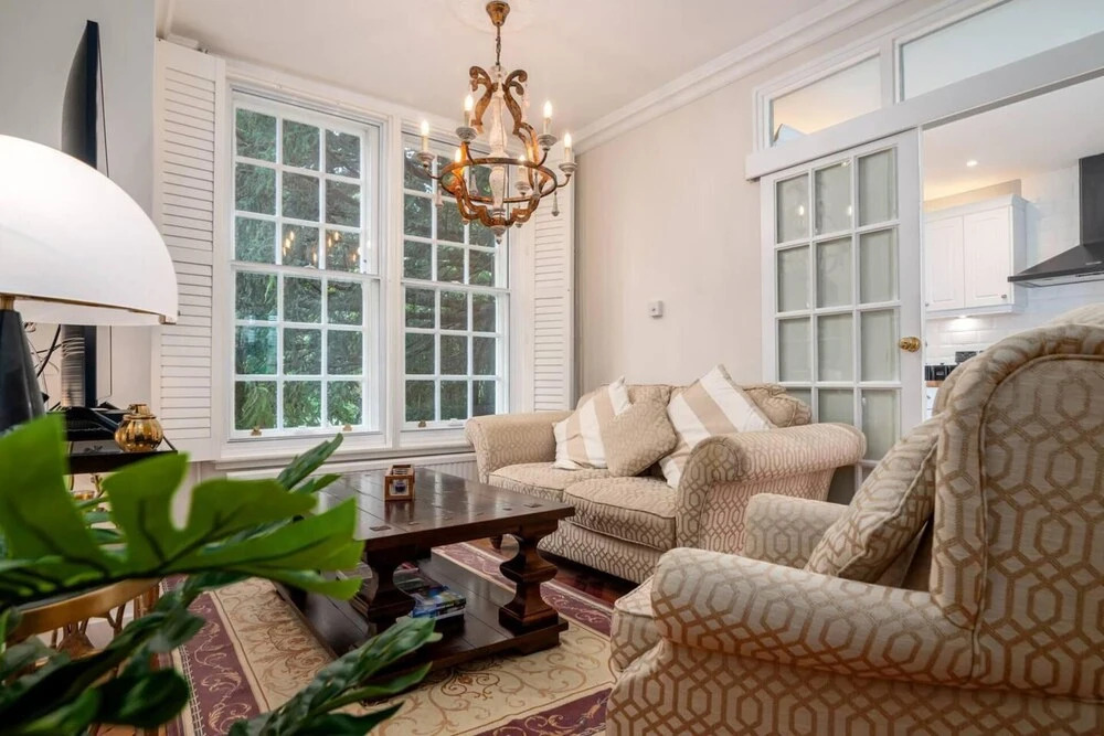 Classic Designer Beautiful 1 Bed Home With Parking