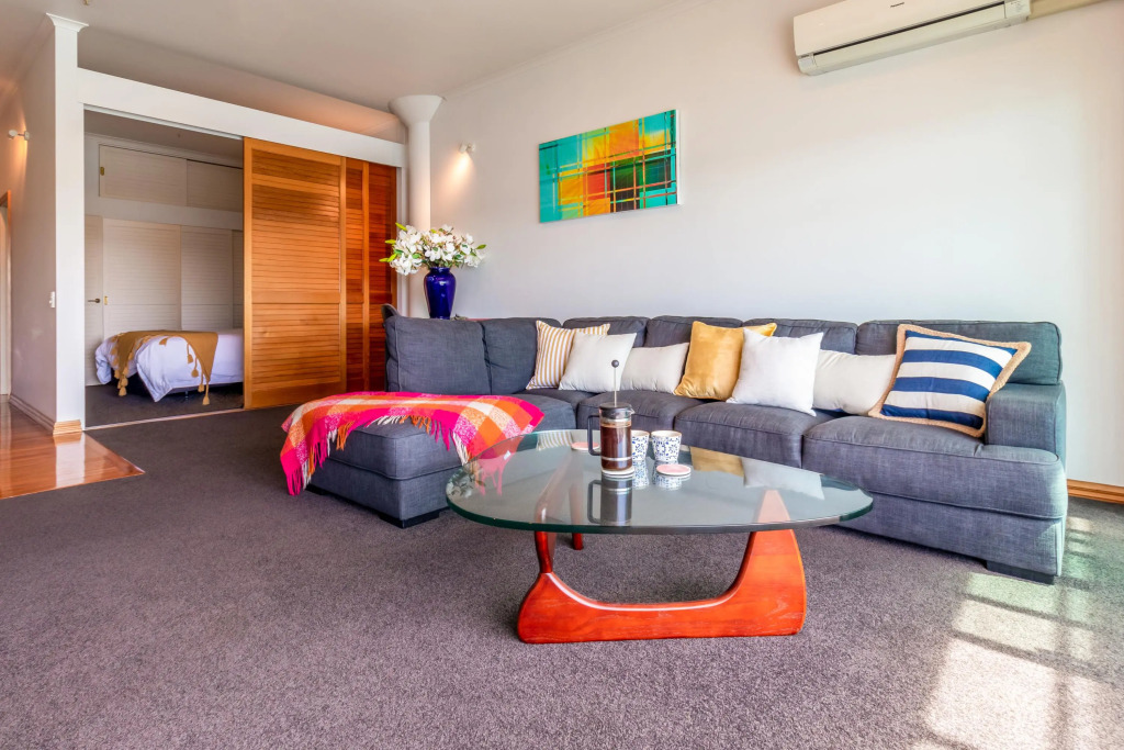Beautiful sea views - Large 1 Br Free Parking