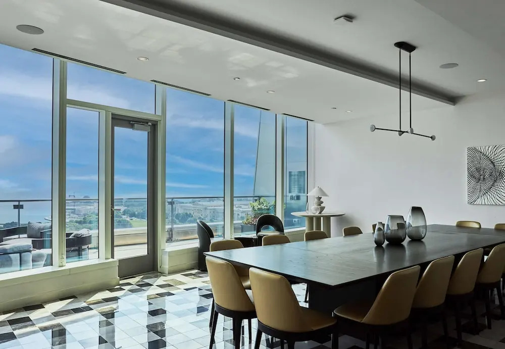 Top-tier Stay 49th Fl Lakefront City Views