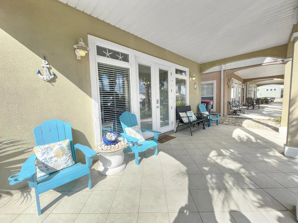 Royal Palms Retreat 3 Bedroom Home by RedAwning