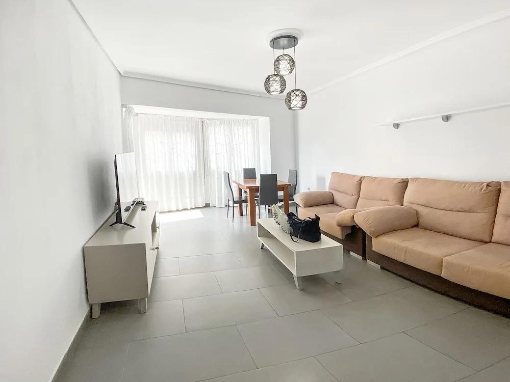 Elegant 4 beds train station upto 6 Pax
