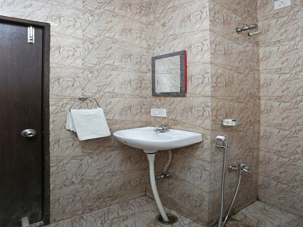 Hotel Metro 7x11 by OYO Rooms