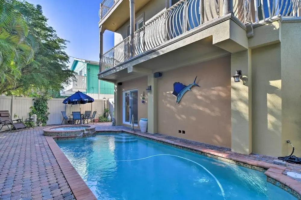 Bradenton Townhome - Walk to Locals-only Beach!