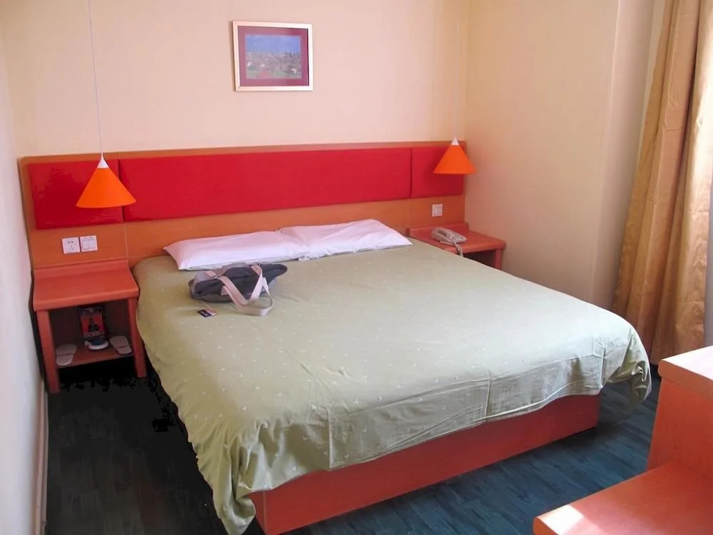 Home Inn (Shenzhen Dongmen Pedestrian Street Shaibu Metro Station)