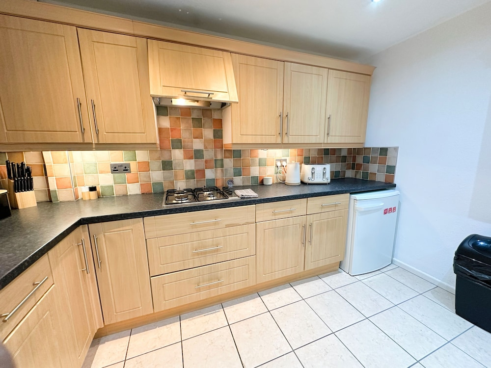 Spacious Luton Airport Accommodation - Perfect for Contractors, Families, Tourists & Long Stays