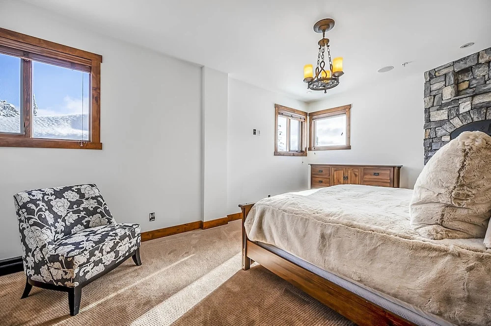 Inuksuk Lodge 4800 sq ft of Excellence
