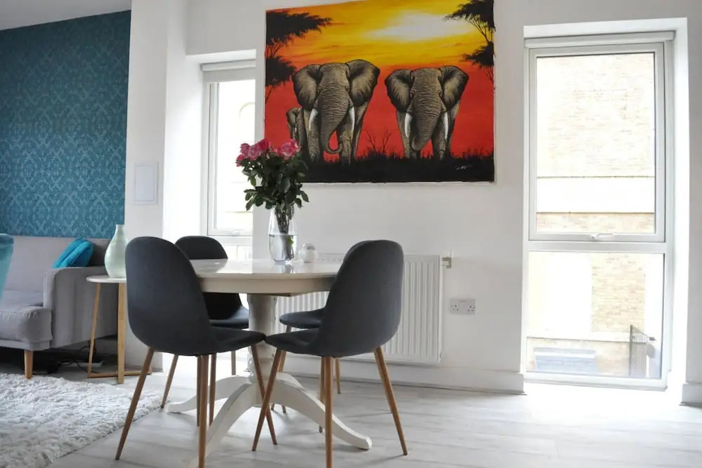 Modern 2 Bedroom East London Apartment With Balcony