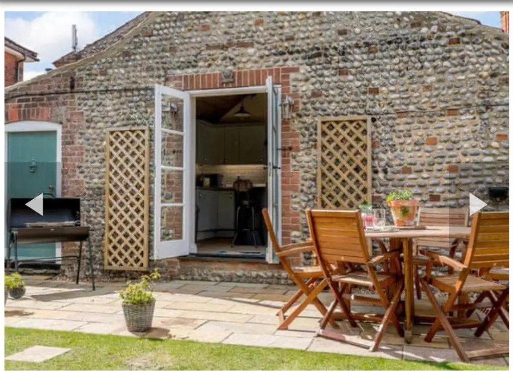 West Cottage. Central, beautiful, 2 mins to beach