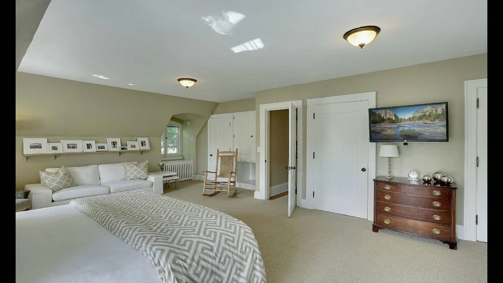 Luxury Whittier Mansion-3rd Floor Suite